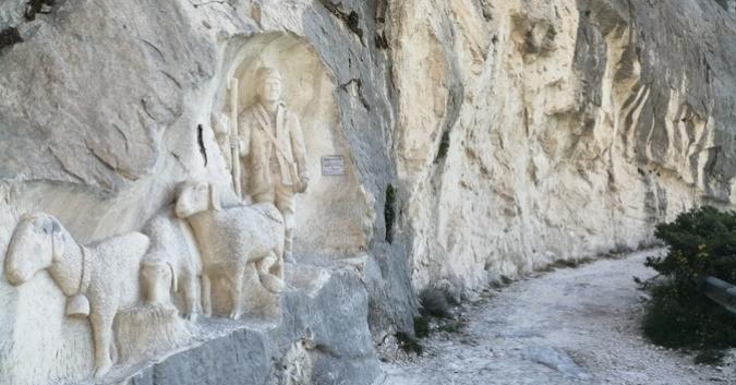 scultura del pastore lungo il sentiero g2 del Parco Nazionale della Maiella