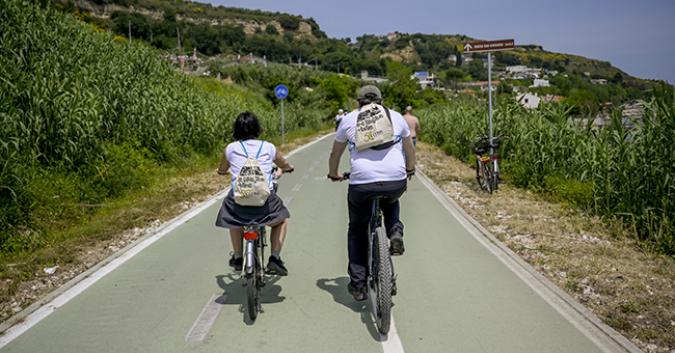 Un ex percorso ferroviario, oggi Via Verde, per pedalare in relax. 