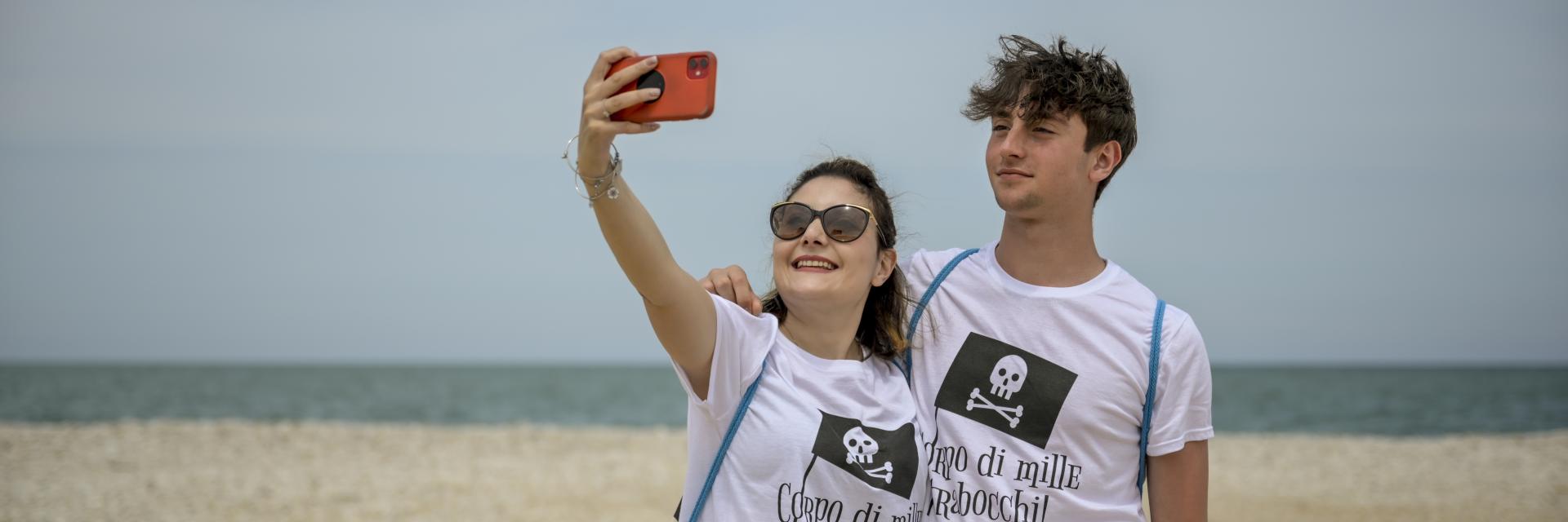 Coppia che si fa un selfie davanti al mare